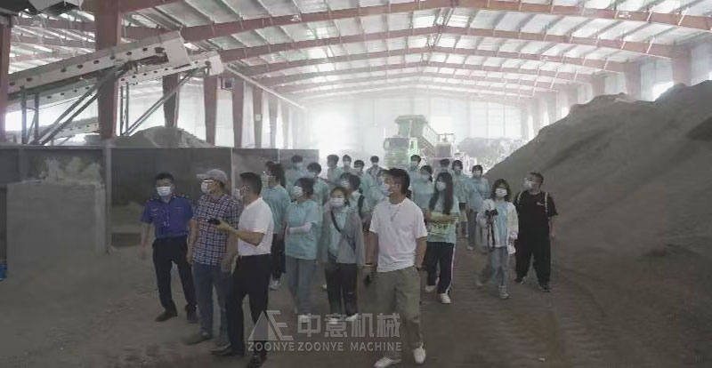裝修垃圾處置中心工作人員向溫州大學建筑工程學院實踐隊同學們介紹垃圾處理生產線